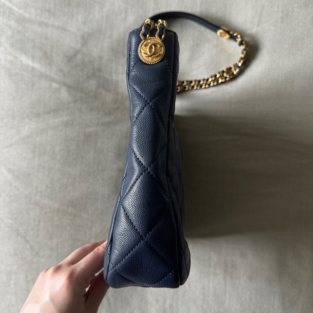 ⭐️CHANEL⭐️22A Twist Your Button Caviar Leather Hobo Shoulder Bag - Picture 6 of 16